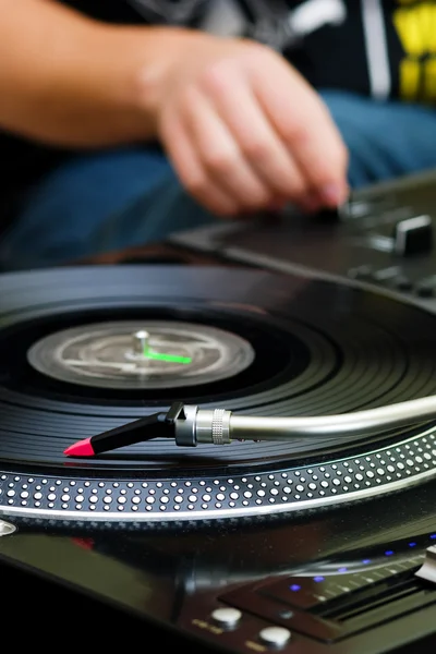 DJ παίζοντας μουσική από το πικάπ — Φωτογραφία Αρχείου