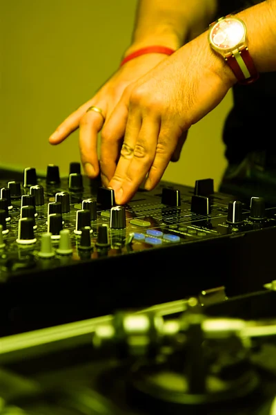 DJ justera musik nivå — Stockfoto