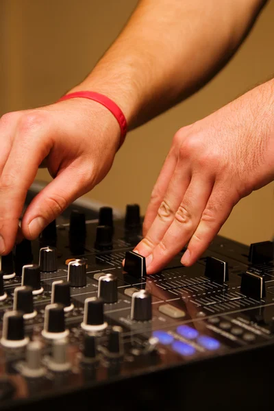 DJ ajustando o nível de música — Fotografia de Stock