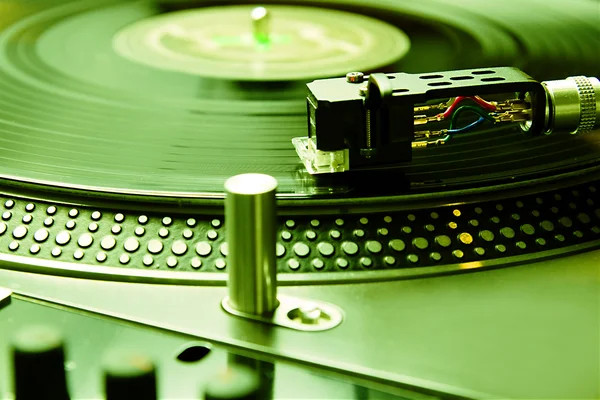 Skivspelare som spelar vinylskiva med musik — Stockfoto