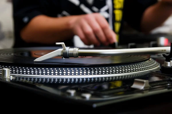 DJ gra muzyka z płyta winylowa — Zdjęcie stockowe