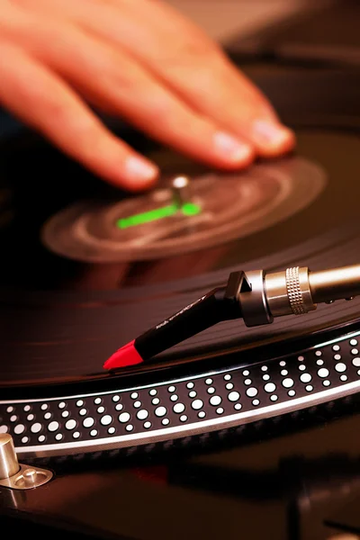 DJ scratching vinyl záznam — Stock fotografie