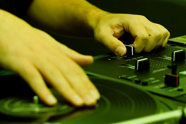 Hip-hop DJ scratching the vinyl — Stock Photo, Image