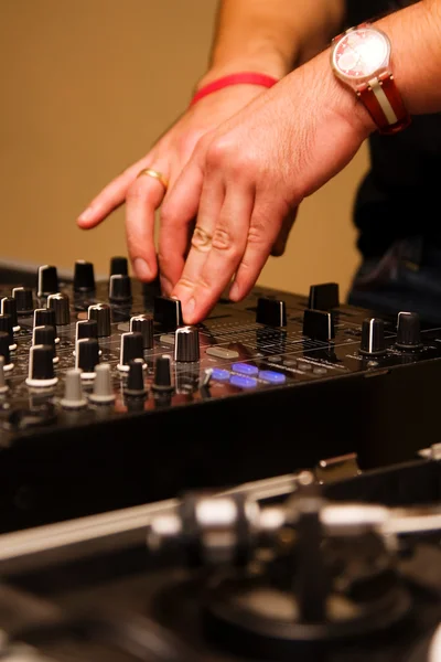 DJ che regola il livello musicale — Foto Stock