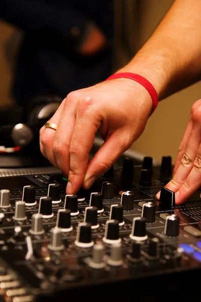 Regulacji poziomu muzyki DJ — Zdjęcie stockowe