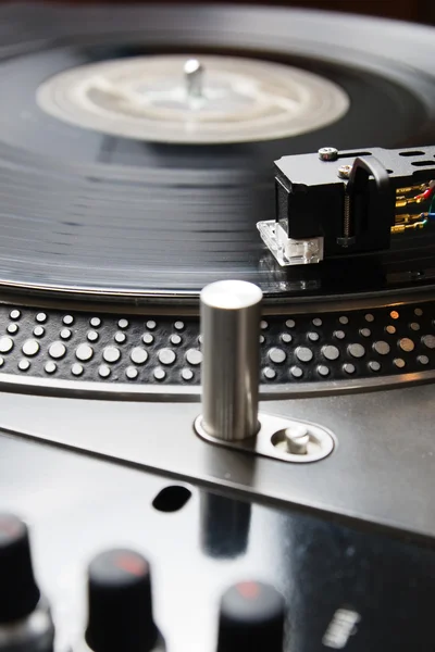 Draaitafel vinyl record met muziek afspelen — Stockfoto