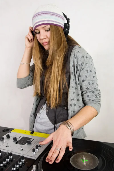 Junger weiblicher Hip-Hop-DJ spielt — Stockfoto