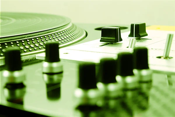 Profesionální mixážní řadič a vinyl — Stock fotografie