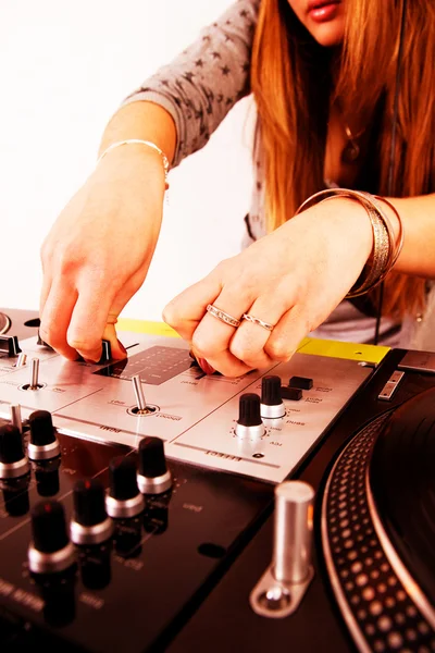 Mãos de DJ feminino jogando vinil — Fotografia de Stock