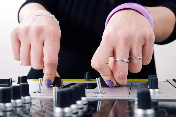 Mani di DJ donne che suonano — Foto Stock