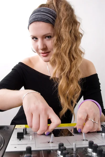 Junge weibliche DJ spielen — Stockfoto
