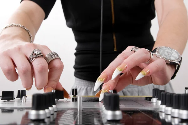 Mãos de DJ feminino tocando — Fotografia de Stock