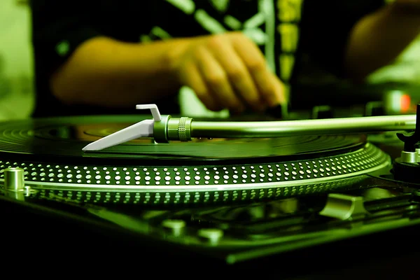 DJ играет музыку с виниловой пластинки — стоковое фото