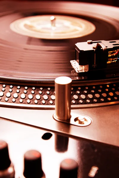 Турнирный стол проигрывает виниловую пластинку с музыкой — стоковое фото