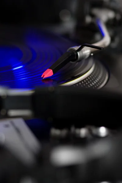 Turntable playing vinyl disc — Stock Photo, Image