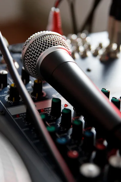 Microfono vocale su mixer audio — Foto Stock