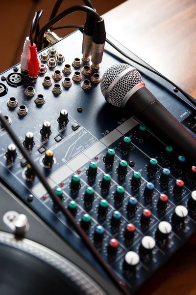 Microfono vocale su mixer audio — Foto Stock