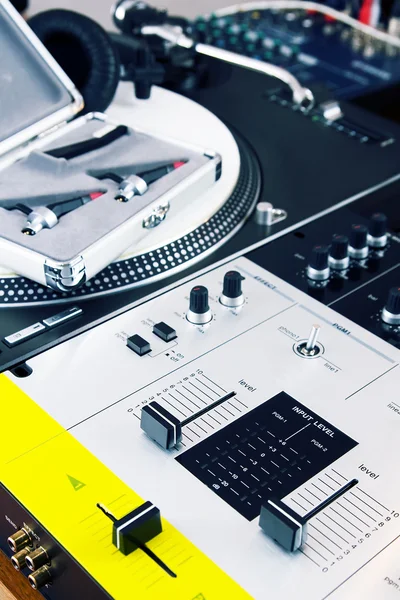 Equipamento profissional de um DJ — Fotografia de Stock