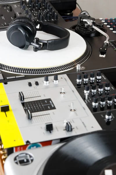 Headphones, mixer and turntable — Stock Photo, Image
