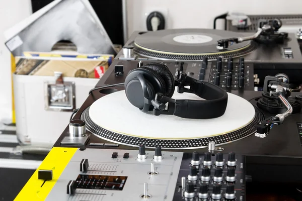 Υψηλής Ποιότητας Ηχητικό Εξοπλισμό Για Hip Hop Disc Jockey — Φωτογραφία Αρχείου