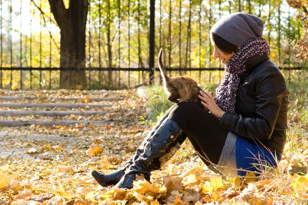 Jovem com um gato ao ar livre — Fotografia de Stock