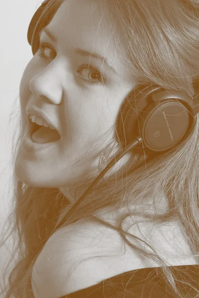 Atractiva Chica Disc Jockey Auriculares Sonriendo —  Fotos de Stock
