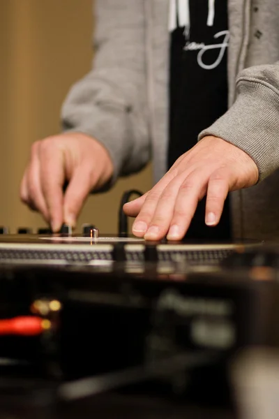 Τα χέρια της dj παίζει βινύλιο — Φωτογραφία Αρχείου