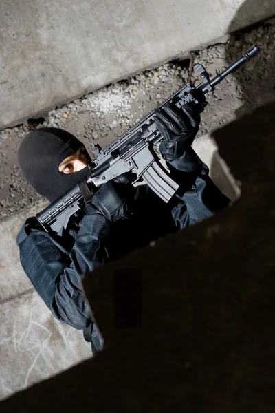 Ozbrojený Nebezpečný Muž Černé Uniformě Zaměřování Cíle — Stock fotografie