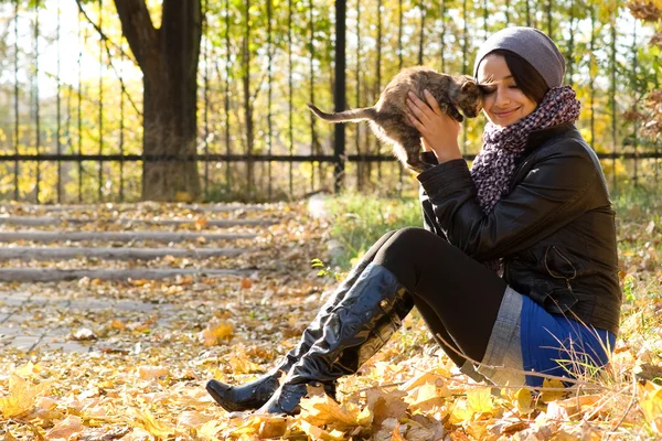 Νεαρό κορίτσι με ένα γατάκι σε εξωτερικούς χώρους — Φωτογραφία Αρχείου