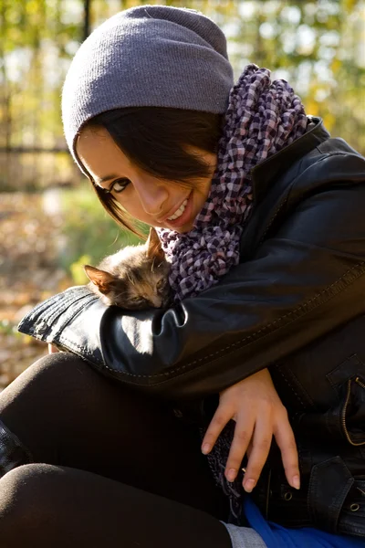 매력적인 여자와 따뜻한가 공원에서 고양이 — 스톡 사진