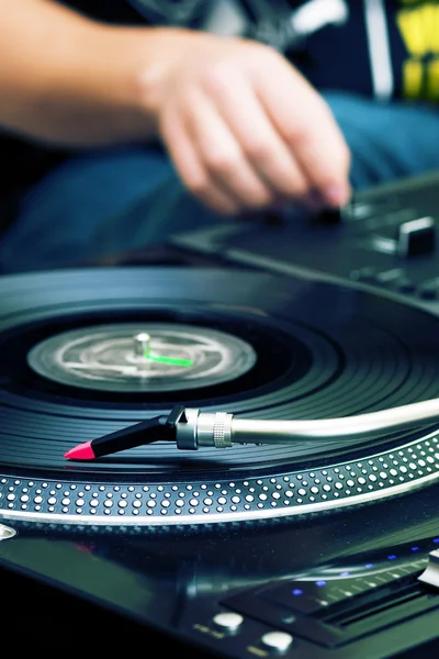 DJ играет музыку с поворотного стола — стоковое фото