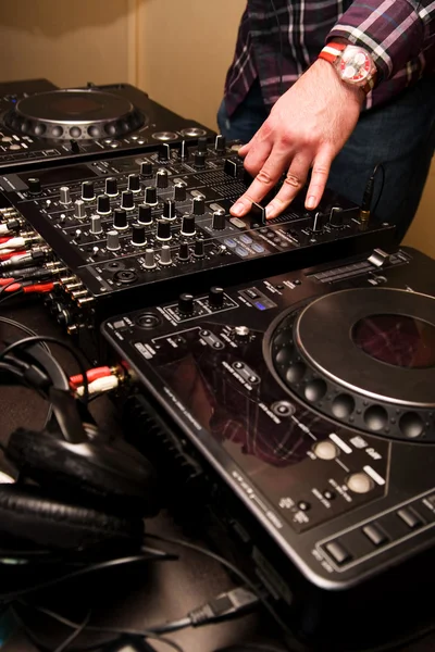 Hände eines DJs, der Musik spielt — Stockfoto
