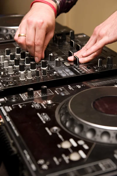 Mãos de um DJ tocando música — Fotografia de Stock