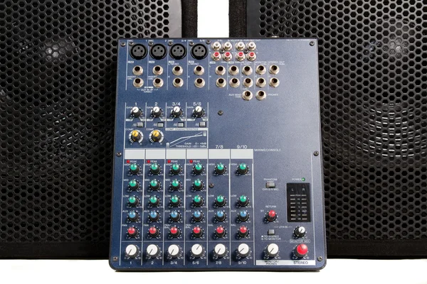 Audio mixing console en luidsprekers — Stockfoto