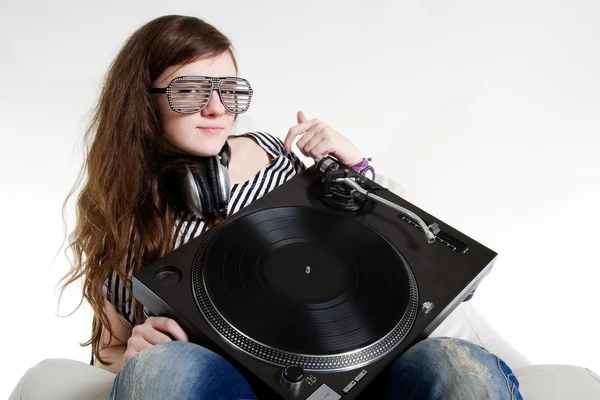 Menina DJ sentado com plataforma giratória em seus braços — Fotografia de Stock