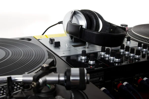 Hörlurar, sound mixer och skivspelare — Stockfoto