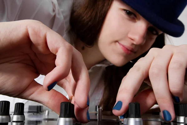Молодая женщина DJ играет музыку — стоковое фото