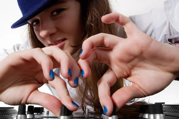 Jovem DJ feminino tocando música — Fotografia de Stock