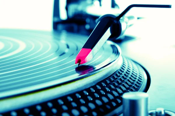 Draaitafel vinyl met muziek afspelen — Stockfoto