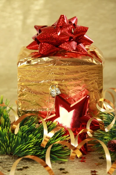 Золота різдвяна подарункова коробка — стокове фото