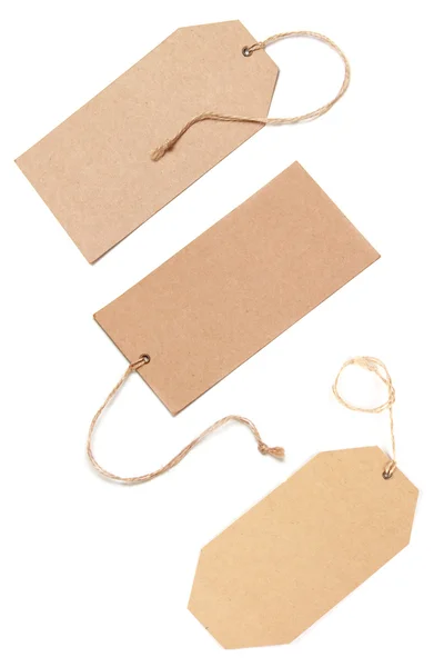 Etiquetas en blanco atadas con cuerda marrón . — Foto de Stock