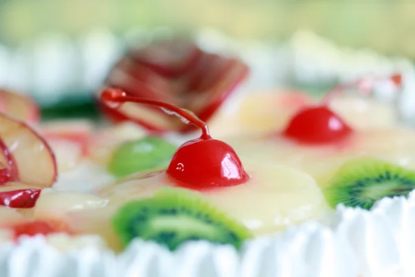 Viering cake met cherry — Stockfoto