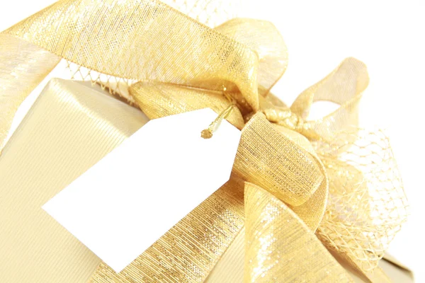 Золота різдвяна подарункова коробка з порожньою міткою — стокове фото