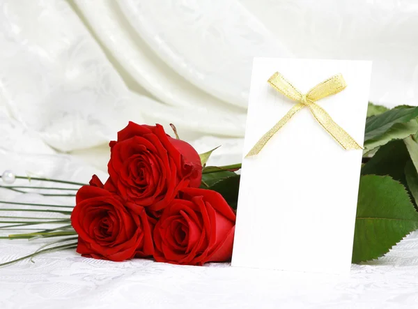 Krásné Červené Růže Pozvánka Pozadí Krajky — Stock fotografie