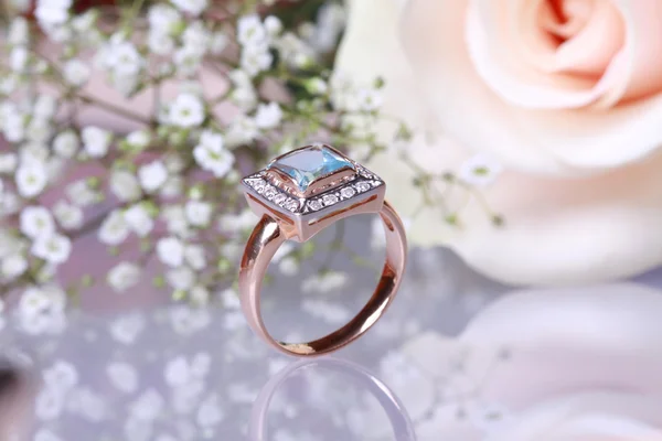 Zlatý Zásnubní Prsten Modrým Diamantem Proti Krém Růže — Stock fotografie