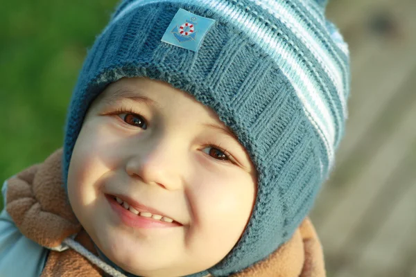 Glücklich Lächelnder Junge Mit Strickmütze Freien — Stockfoto