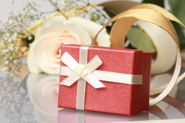 Schöne Cremefarbene Rose Und Geschenkbox — Stockfoto