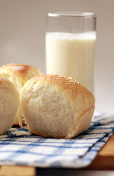Homemade Bread Bun Sesam Seeds Glass Milk — Stock Photo, Image