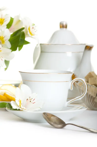 Tasse Tee Mit Flower Teaset Auf Tisch Isoliert Über Weiß — Stockfoto