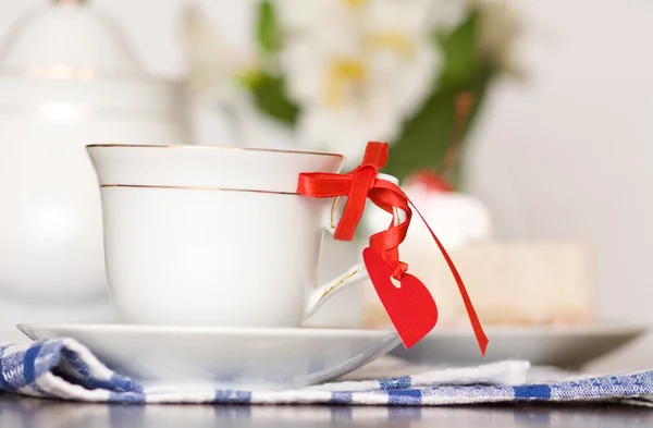 赤いリボン バレンタインデーや愛の概念にハート型にお茶のカップ — ストック写真